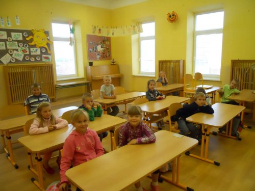 Prváčci (a také druháci a třeťáci) první den ve škole v Popovicích - 3.9.2012